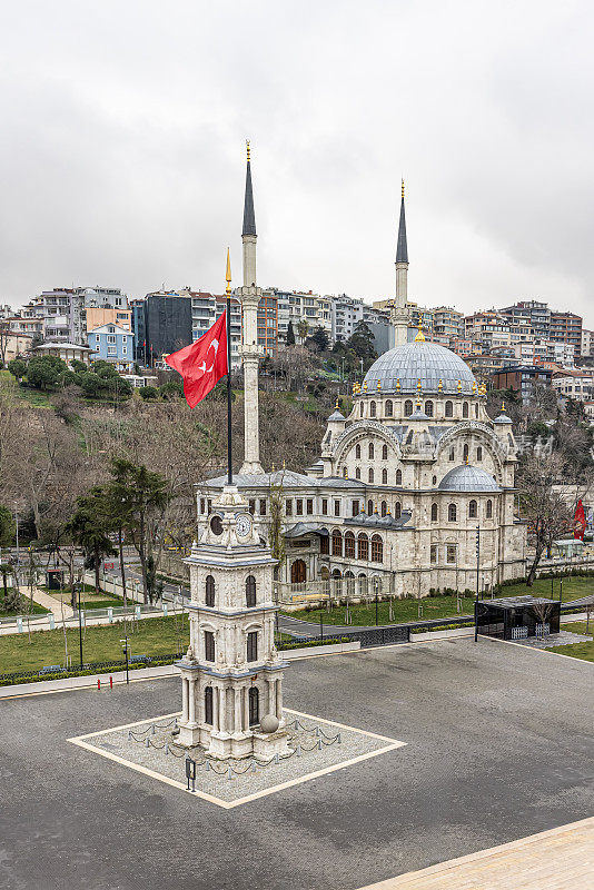 Karakoy Nusretiye清真寺和塔芬钟楼。Nusretiye清真寺是一座华丽的清真寺，位于土耳其伊斯坦布尔Beyoglu的Tophane区。